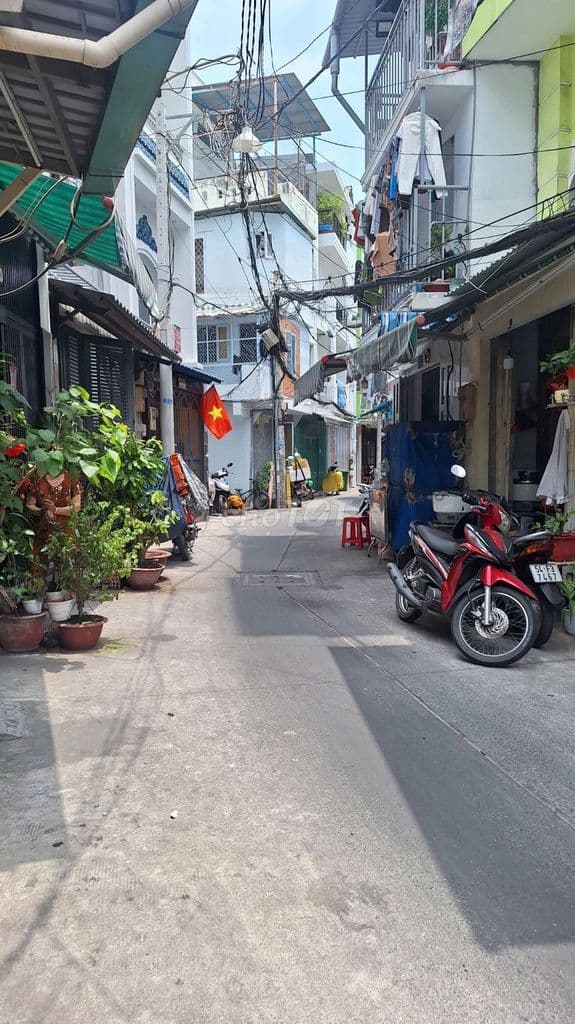 Bán nhà Cách mạng tháng 8, Quận 3, 46m2, 3 tầng, hẻm xe hơi thông