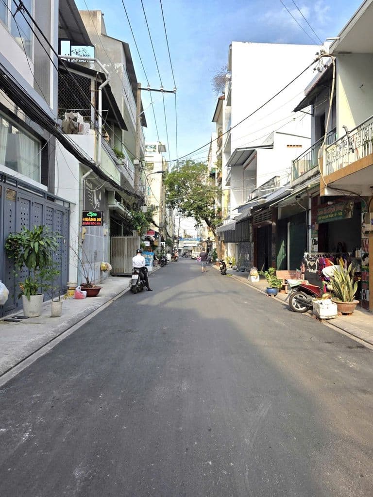 Bán nhà MỚI HẺM XE TẢI TẶNG FULL NỘI THẤT TRƯỜNG CHINH - Tân bình