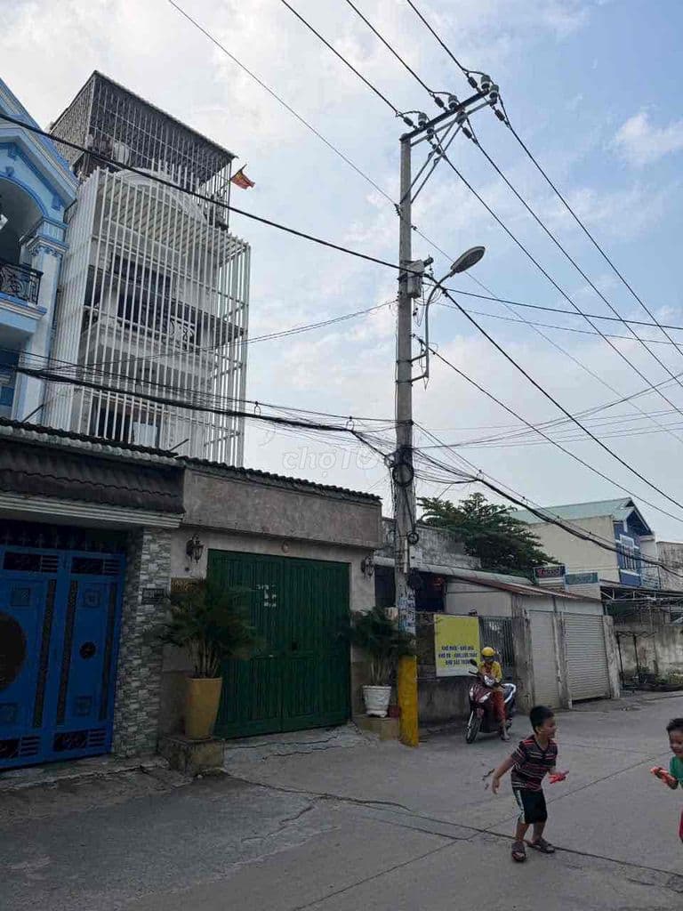 Bán nhà 4m x 20m 4 tầng đường Thạnh Lộc 40 Q12 ngay cổng trường học