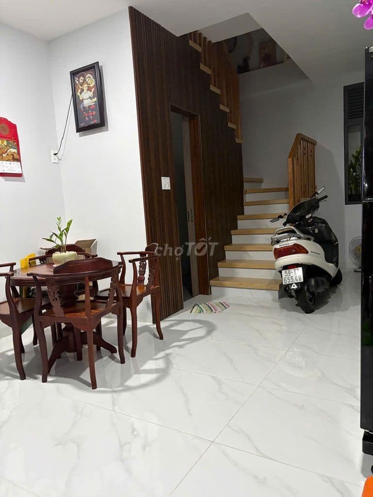 Nhà sát MT Nguyễn Kiệm, DT 40m2, 4 tầng giá hơn 5 tỷ