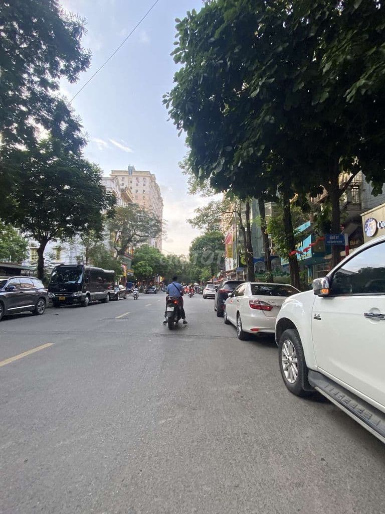 Tôi cần bán nhà 6tầng thang máy, mặt ngõ ô tô chánh Nguyễn Thị Định.