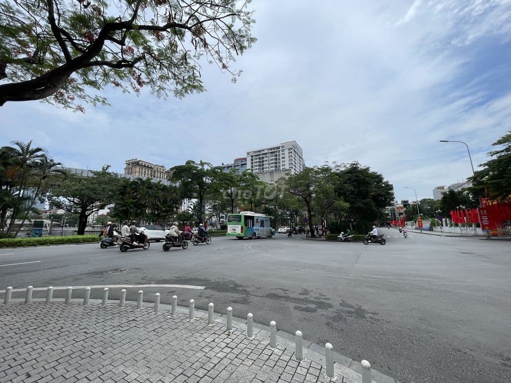 Siêu phẩm 7 tầng,lô góc 114m,mặt phố Hoàng Cầu,Đống Đa,HN,vỉa hè rộng