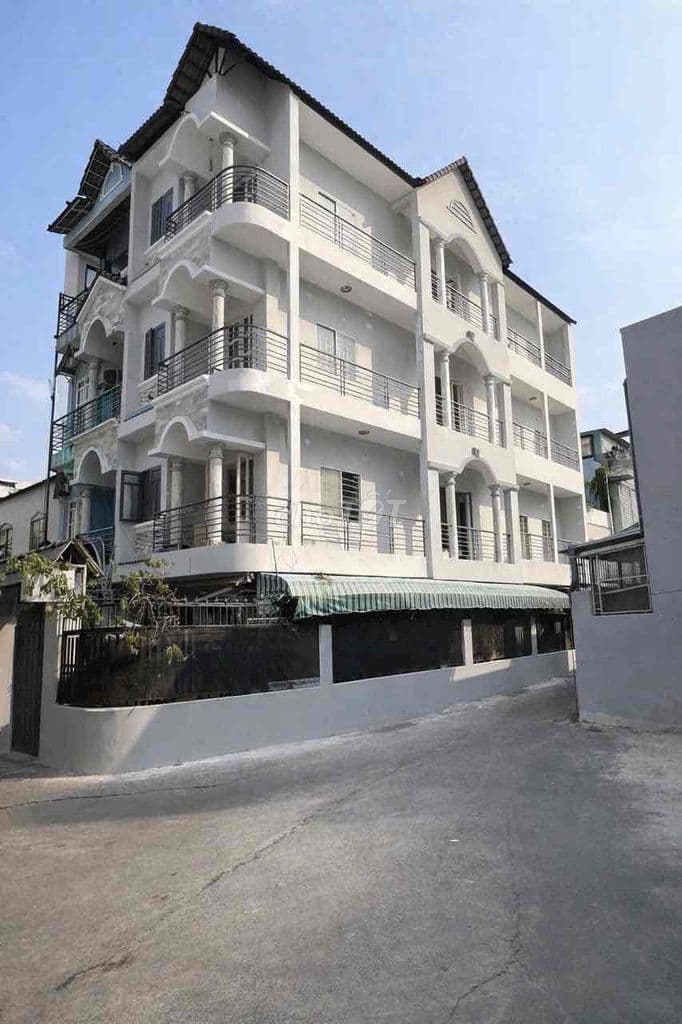 Nhà 4 tầng cách mặt tiền Huỳnh Tấn Phát chỉ 20m