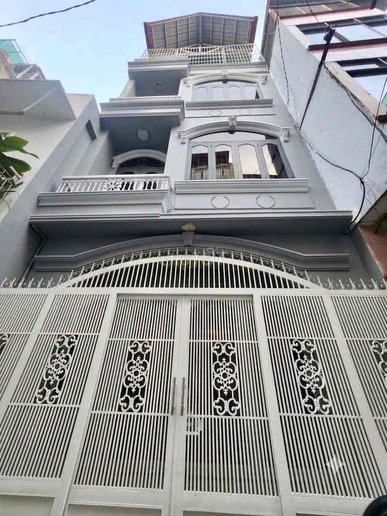 Bán gấp nhà Trần Quang Diệu, P.14, Quận 3 _ Vị trí trung tâm, Sầm Uất