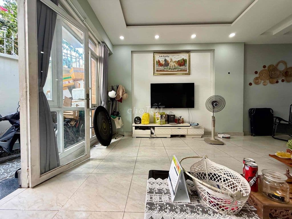 nhà đẹp ngang 5.4m 1 trệt 2 lầu khu dân cư nội thất như hình - Ảnh 3