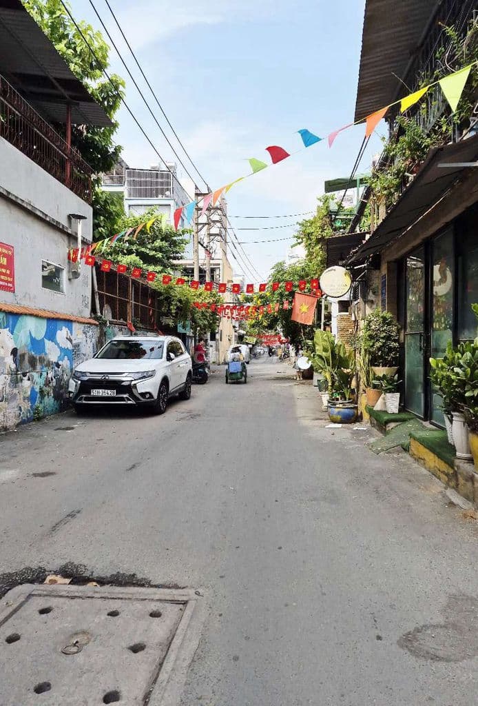 Chủ bán gấp nhà hẻm xe hơi, DT 96m, gần chợ Bà Chiểu, P12 Bình Thạnh