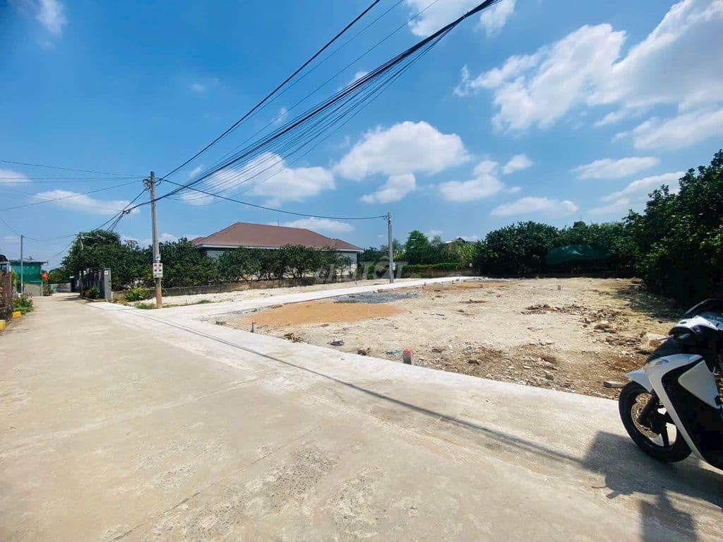 Cần Tiền ra nhanh lô đất gần Vinhome Hóc Môn 100m2 1,2Tỷ Sổ Hồng riêng
