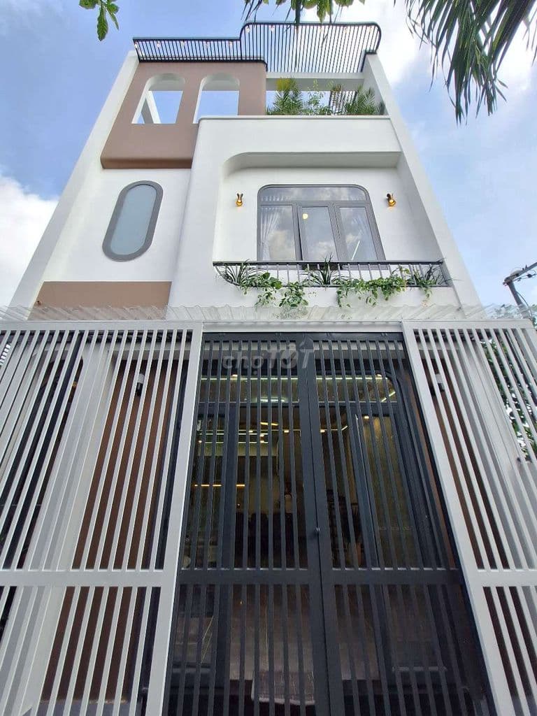 Nhà xây mới 3 lầu. Hẻm xe hơi