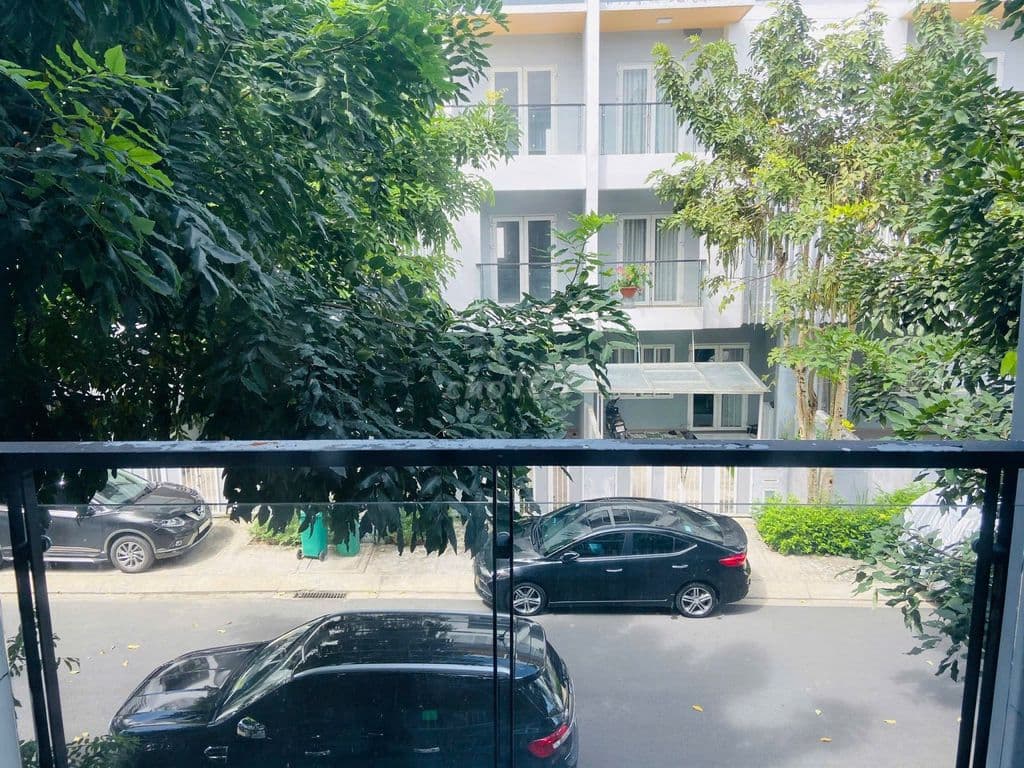 Mega village 75m2 sân vườn nhỏ,có nội thất cao cấp, hồ cá koi, sổ hồng - Ảnh 3