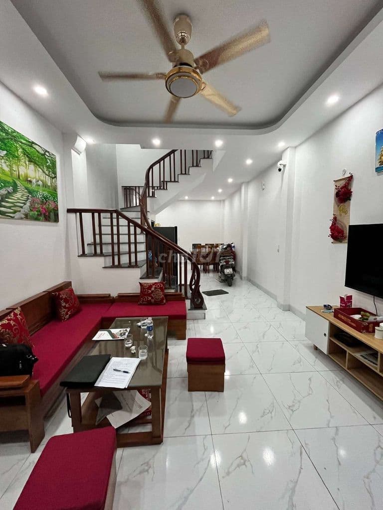 TT Cầu Giấy, 3 gác đỗ cửa, 1 ngoặt ngắn ra phố, thoáng sáng 40m*5T