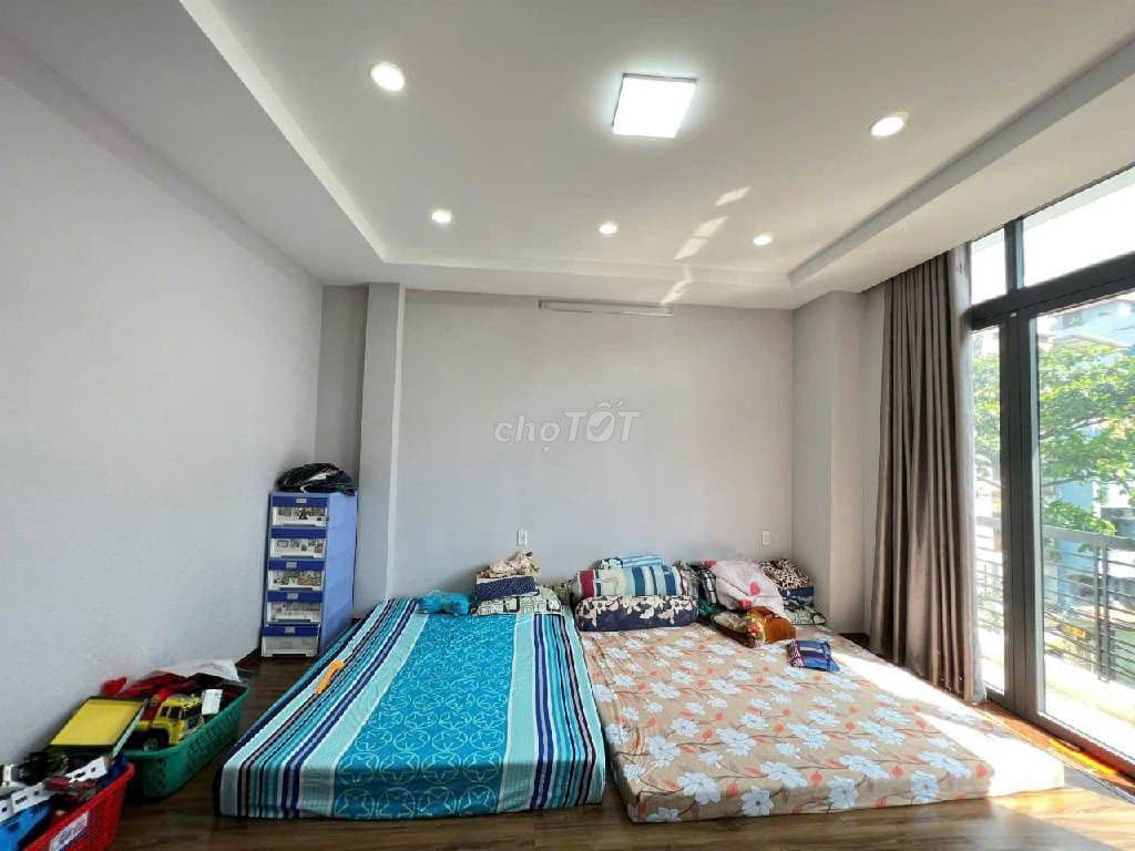 Đường xe tải 9m , nhà 5 tầng, ngang 3.2m x 12m, sổ hoàn công có vỉa hè