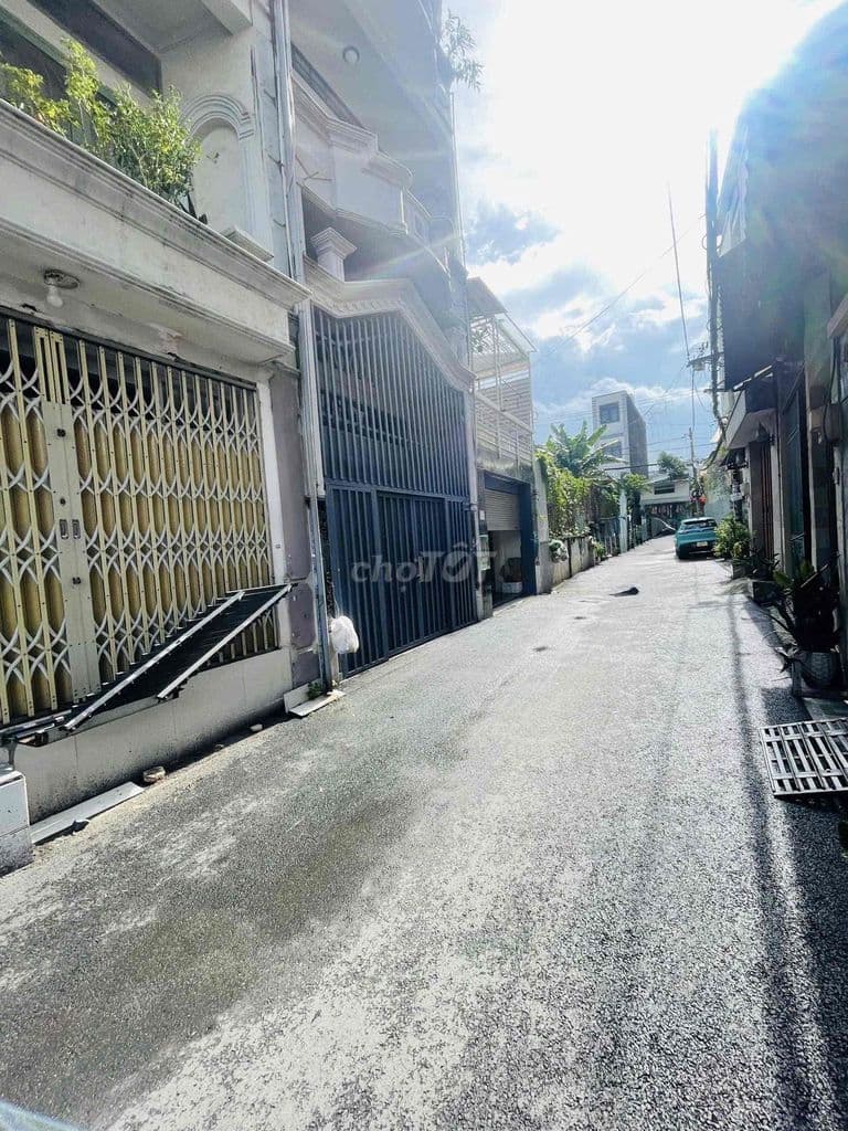 Đường 5m thông - Xe hơi vào trong nhà - 5.3 tỷ - kết cấu 3 tầng lầu