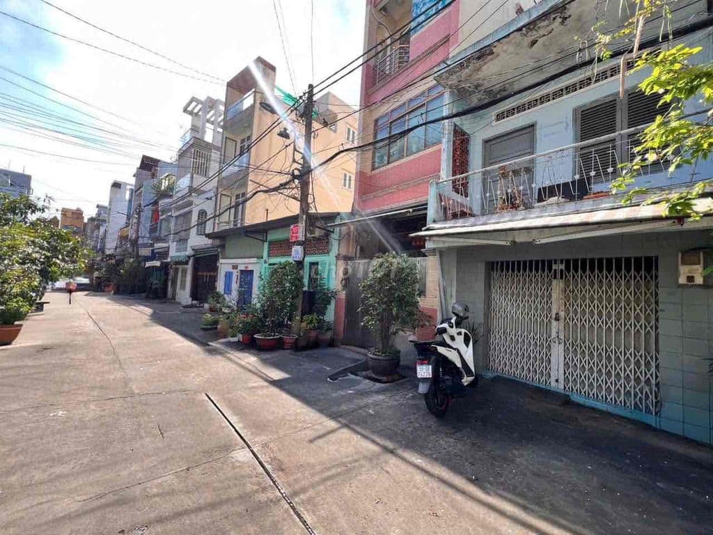 Hẽm 8m đường Lạc Long Quân. Dt : 3,7 x 14m