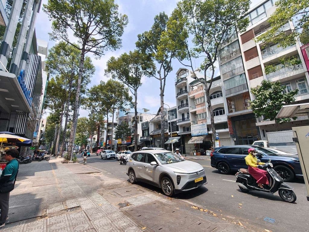 BOM TẤN Q.10 - MẶT TIỀN VÒNG XOAY NGÃ 6 - 5x20m- Lề 8m.GIÁ MỚI 32 TỶ.