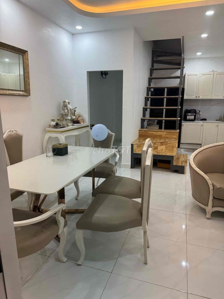 cần bán nhà chính chủ, hẻm xe hơi, có sân đậu xe hơi rộng.