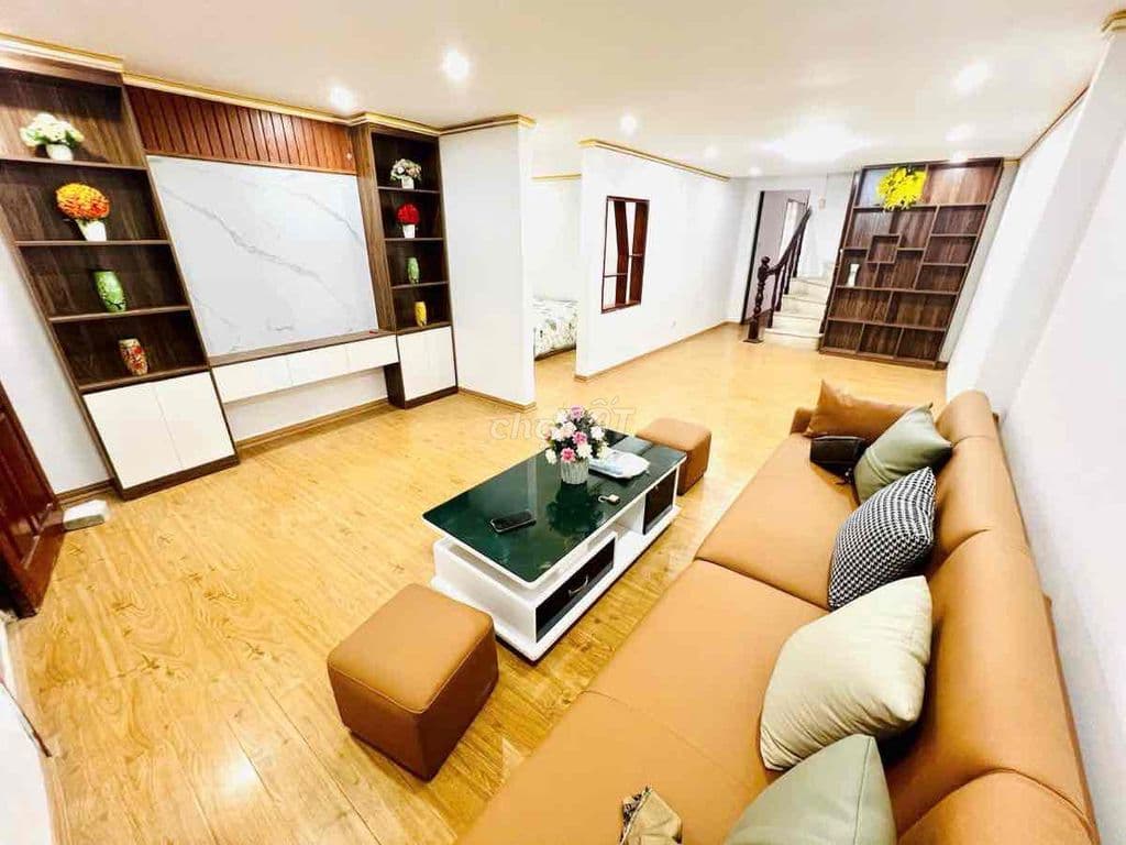 Cần bán TT Nguyễn Chí Thanh,70m oto đỗ chân cầu thang nhà đẹp ở ngay