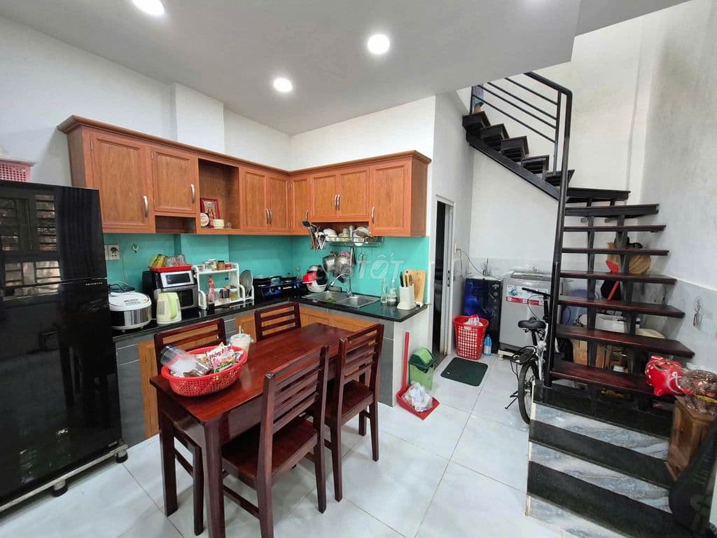 Nhà rộng cạnh mặt tiền, gần Vietcombank Tây Thạnh. - Ảnh 2