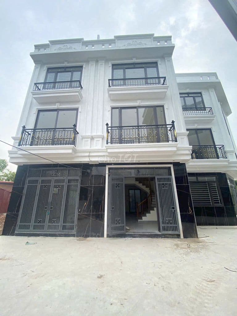 Nhà 3 tầng ngay sát trường ĐH sư phạm thể thao phụng châu