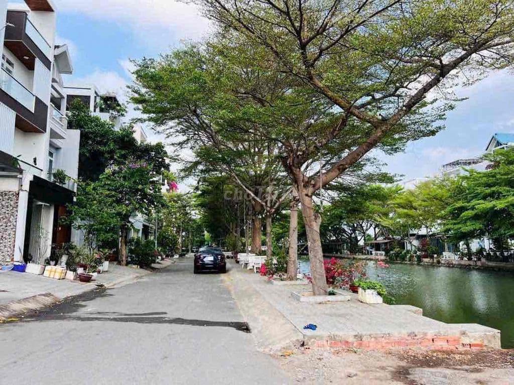 NHÀ PHỐ ĐẲNG CẤP SANG TRỌNG - DÂN TRÍ CAO- NGAY PHÚ MỸ HƯNG VIEW SÔNG - Ảnh 2