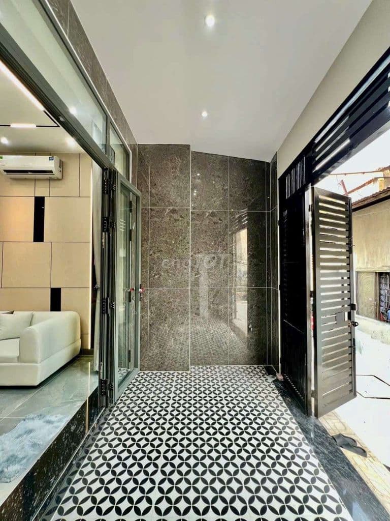 Nhà xinh nằm ngay chợ xóm mới thoáng mát gần trung tâm tiện ích đầy đủ