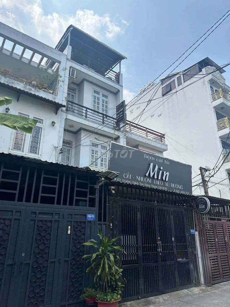 cần bán gấp nhà P TTN Q12 DT 4 x17 .1 trệt 2 lầu 3PN 3WS hẻm xe hơi