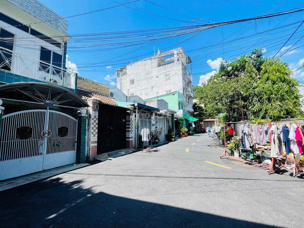 BÁN ĐẤT TẶNG NHÀ, HXH SẠCH ĐẸP, NGANG GẦN 6x15 DIỆN TÍCH 76M2 GIÁ 5,95