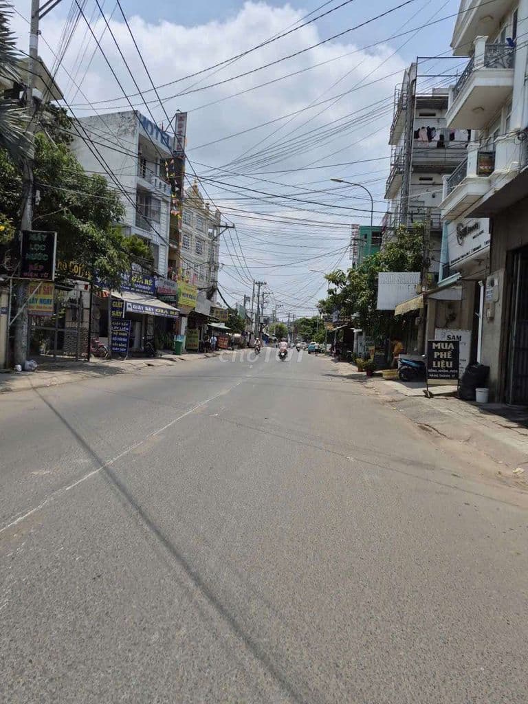 Nhà 3 tầng hai mặt hẻm xe hơi thoáng mát xây kiên cố ở gia đình đông - Ảnh 2