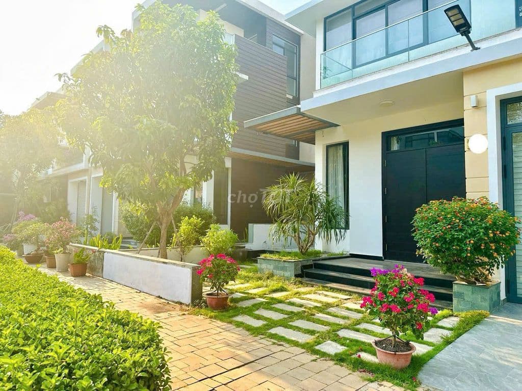 Bán Nhanh Biệt Thự Lucasta Khang Điền Q.9 dt 10*17,5 full nội thất xịn