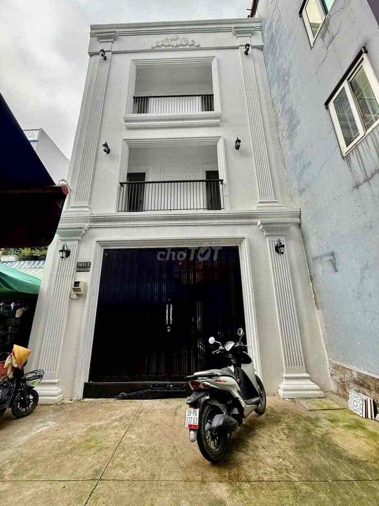 Bán nhà hẻm Lạc Long Quân, F8, TB 3Lầu mới 100%