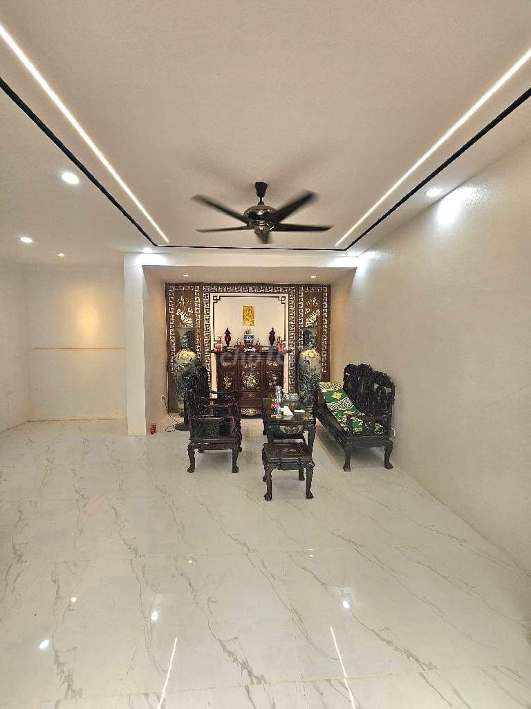 Nhà diện tích rộng,ở ngay, gi.á rẻ 90m2x3T chỉ 6 tỷ, phố Nguyễn Văn Cừ