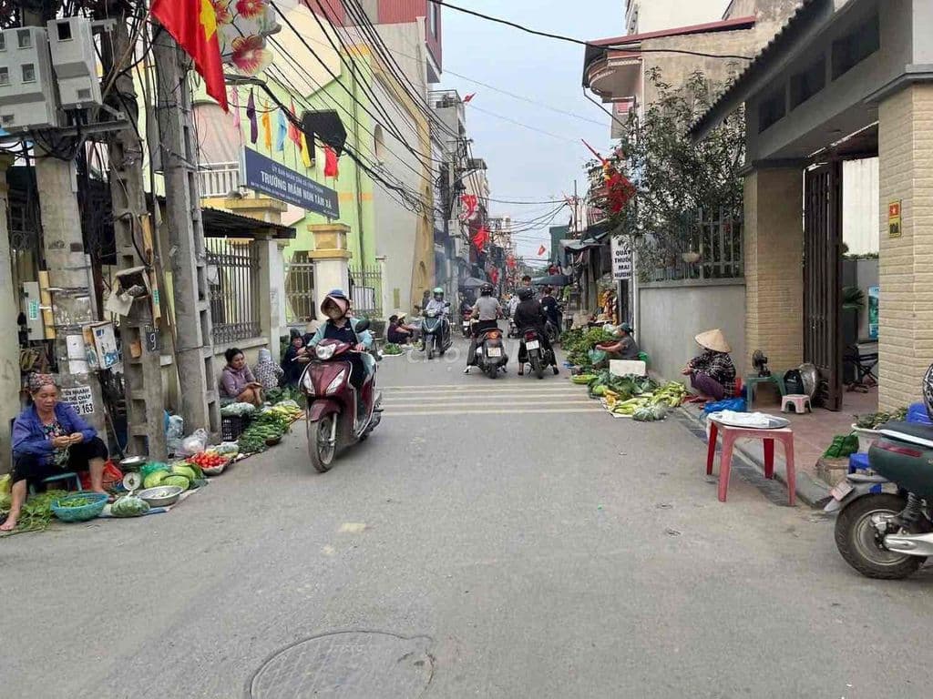 Đất Tàm Xá, Ô TÔ tránh ngày đêm