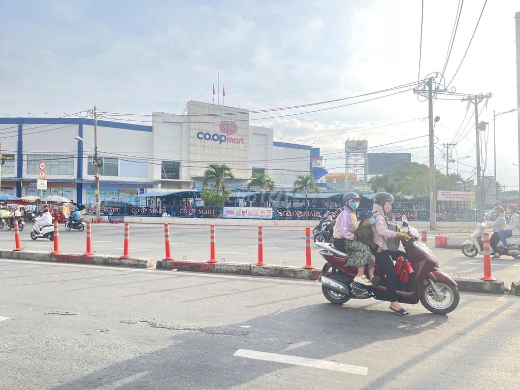 ĐẤT Ngay COOPMART NGÃ TƯ T.Đức,đường Quang Trung, Q9, Ô TÔ SÁT BÊN