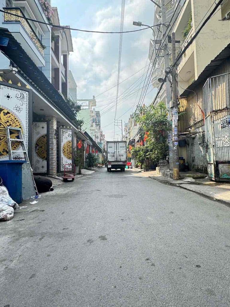 nhà 55 tây lân 4x15m xây lững , đường nhựa 10m.