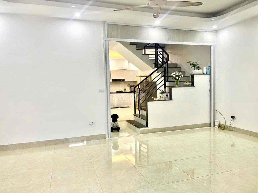 tôi chính chủ muốn bán nhà ngõ 193 định công hạ. dt80m mt6m giá 2.5 ty