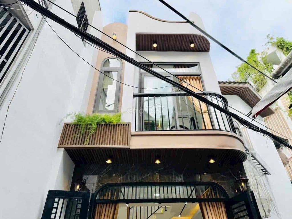 Nhà nhỏ 1 xẹc ngắn nở hậu 1 lầu nội thất đầy đủ . Giá 3 tỷ 500..