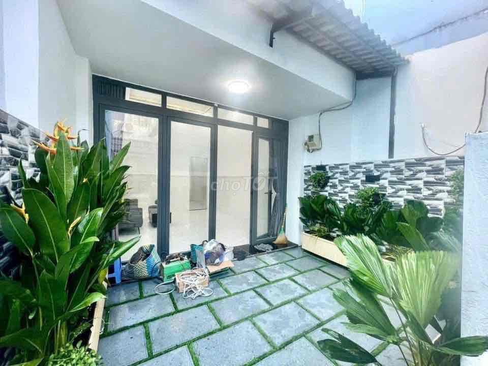 Nhà sổ riêng có sân rộng Gần cầu Phú Xuân Q7