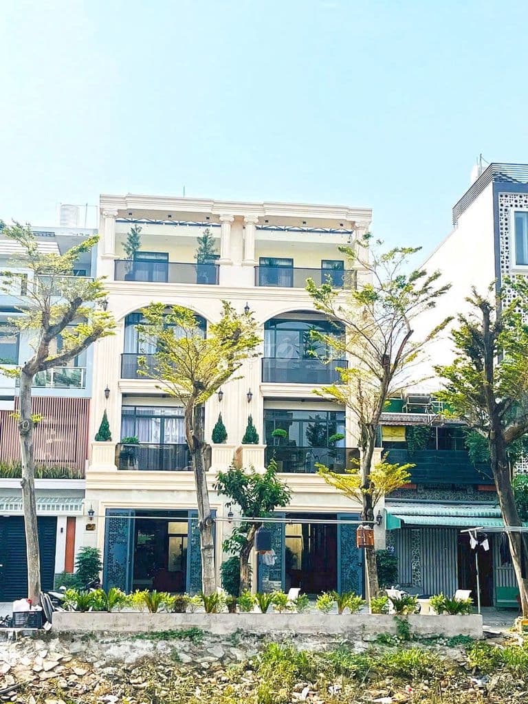 VIP VIP! NHÀ ĐẸP LUNG LINH 4 LẦU ST- THANG MÁY LIỀN KÊ PHÚ MỸ HƯNG Q7