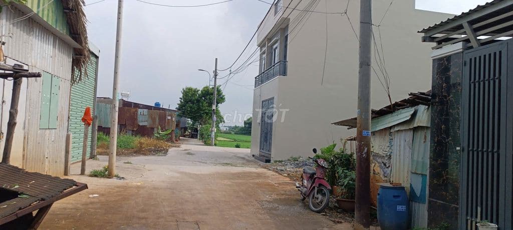 Gần mặt tiền Huỳnh Thị Quyến, xã Bình Mỹ ô tô thông, xây ở liền.