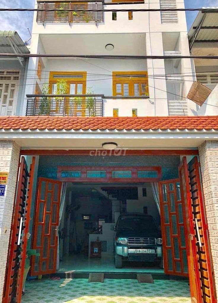nhà 3 tầng, DT 5x14, sổ vuông, giá 6.x tỷ, giáp Tân Phú