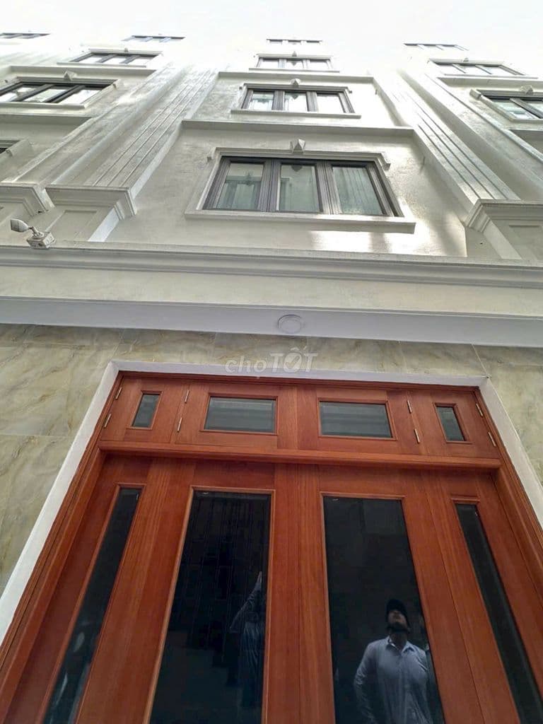 Bán nhà 5 tầng , hàng hiếm, mt hơn 4m, trung tâm xã Đông La, Hoài Đức