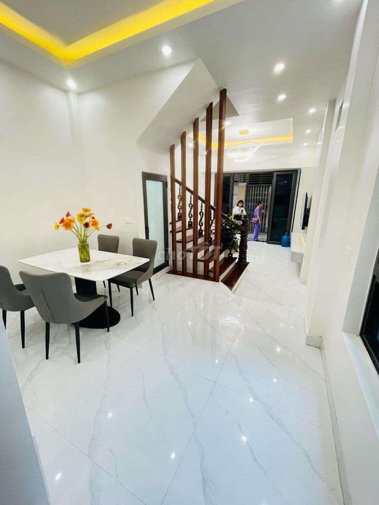 Hoàng Quốc Việt, ngõ thông, lô góc, thoáng sáng, full nội thất,