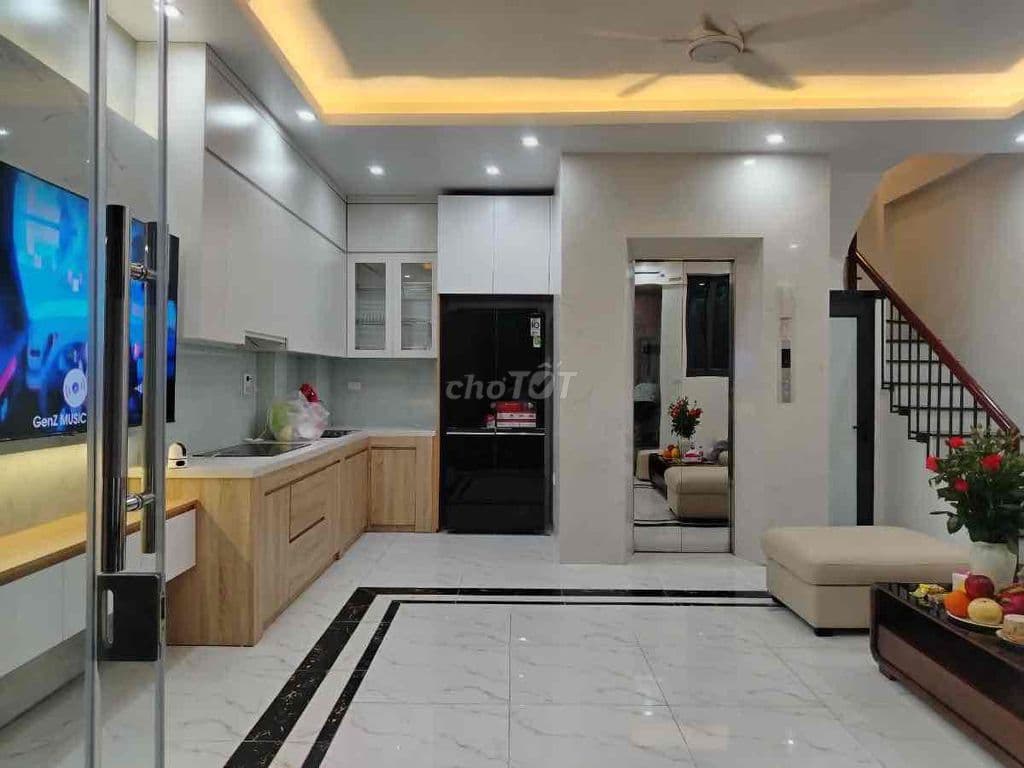 VIP Phố Cự Lộc, thang máy nhập khẩu, cánh ôtô 30m, ngõ thông, DT 34m2*