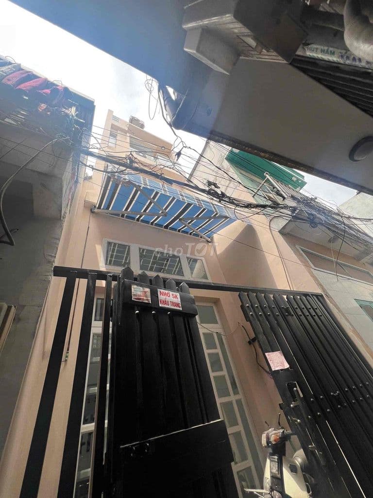 Nhà 5 tầng cách mặt tiền đường lớn chỉ 30m, kế q1