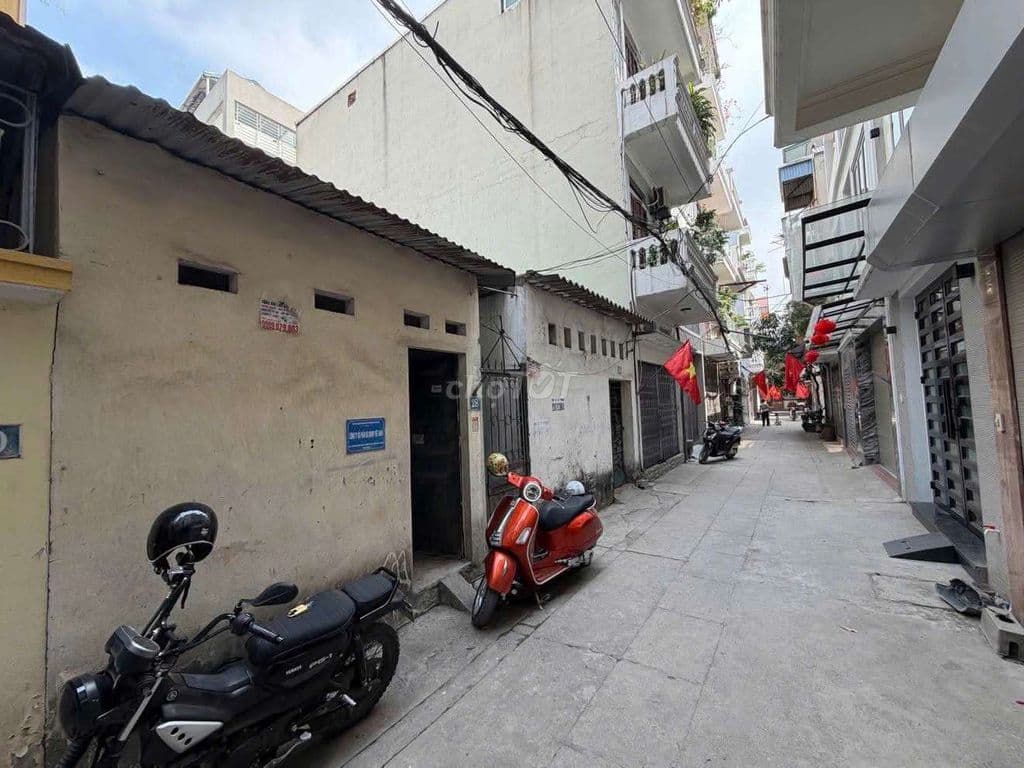 BÁN NHÀ GẦN TRUNG TẦM THƯƠNG MAI LONH BIÊN 56M2 GIÁ CHỈ HƠN 100TR/M2 - Ảnh 3