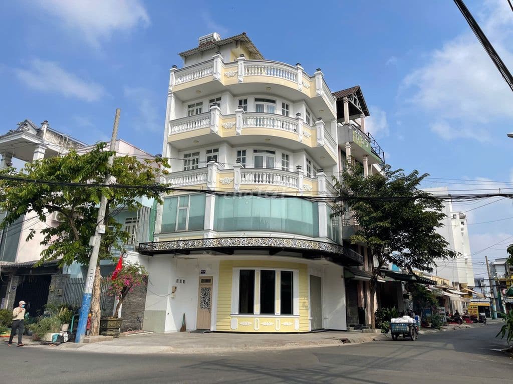 Nhà đẹp góc 2 mặt tiền đường lớn ở Phước Bình 12,3 tỷ