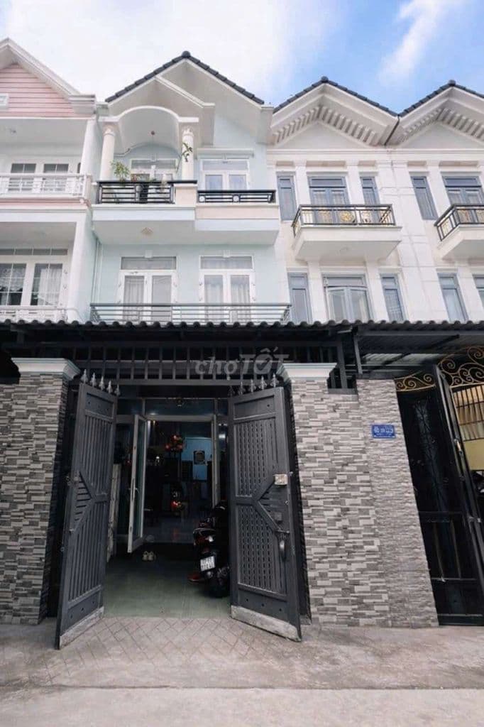 Bán nhà 3 tầng, 4.6x18m, Huỳnh Thị Hai, Hẻm Ô tô, chỉ 6.3 tỷ, quận 12