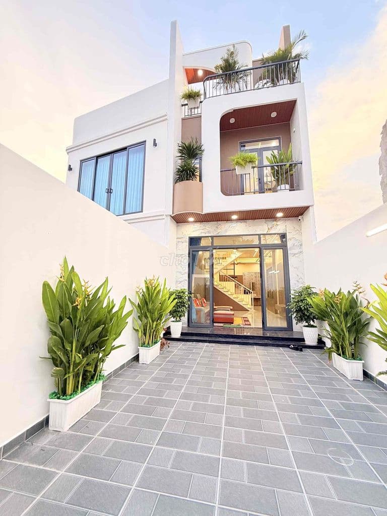 NHÀ ĐẸP Q12– DÀI 24m x2 LẦU- SÂN 2 XE HƠI – NGAY CĐ ĐIỆN LỰC- 5 TỶ HƠN