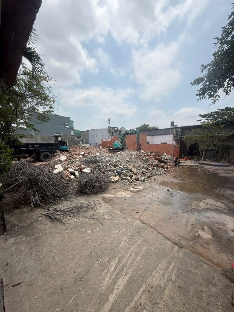 Bán gấp lô đất thổ cư sổ hồng riêng DT 6 x17 gần chợ đầu mối hóc môn