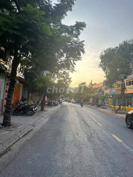 bán nhà 3 tầng Sài Đồng Long Biên mặt tiền 4.5m