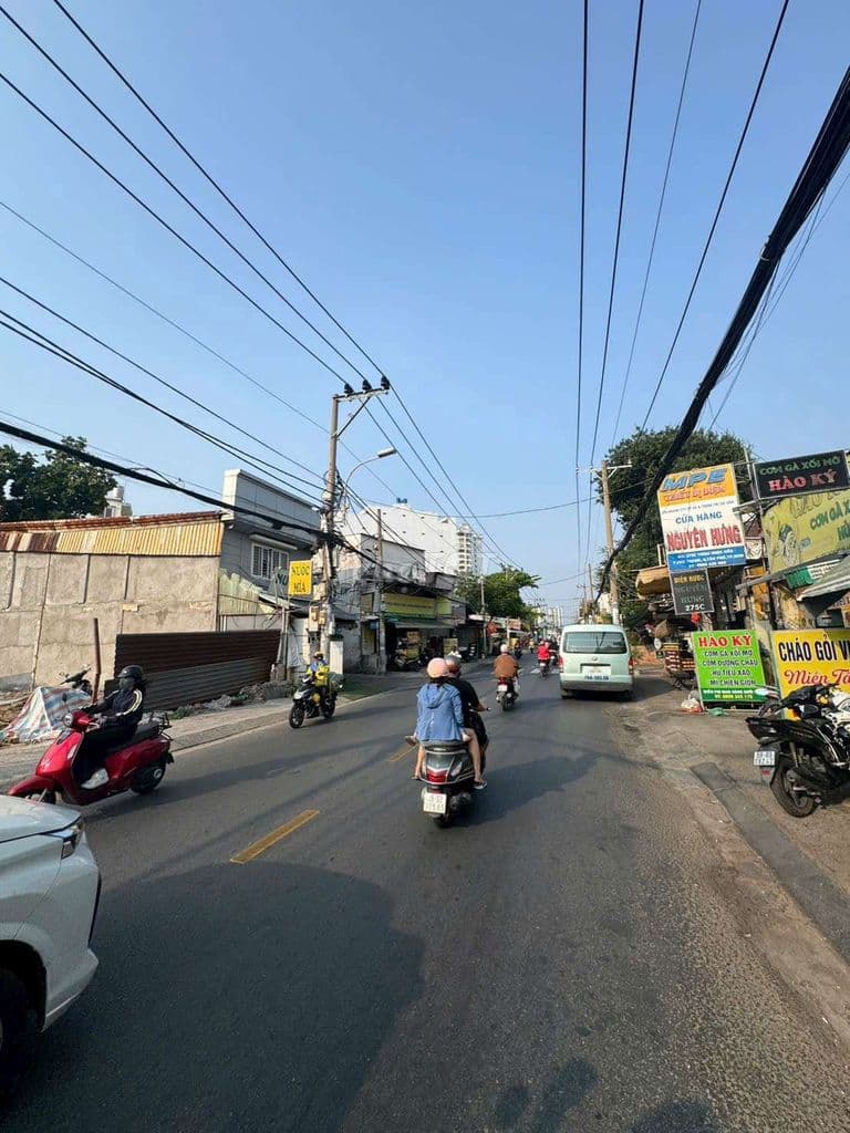 Bán nhà MTKD ngay Đoàn Nguyên Tuấn gần Chợ Hưng Long. - Ảnh 2